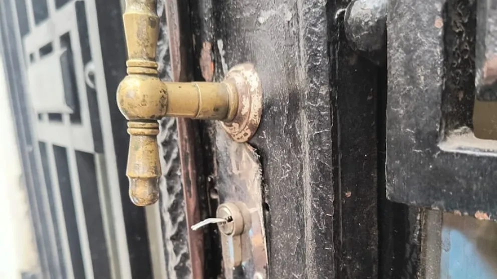 Los atraparon en plena acción: usaban tiras metálicas para forzar cerraduras en la Ciudad